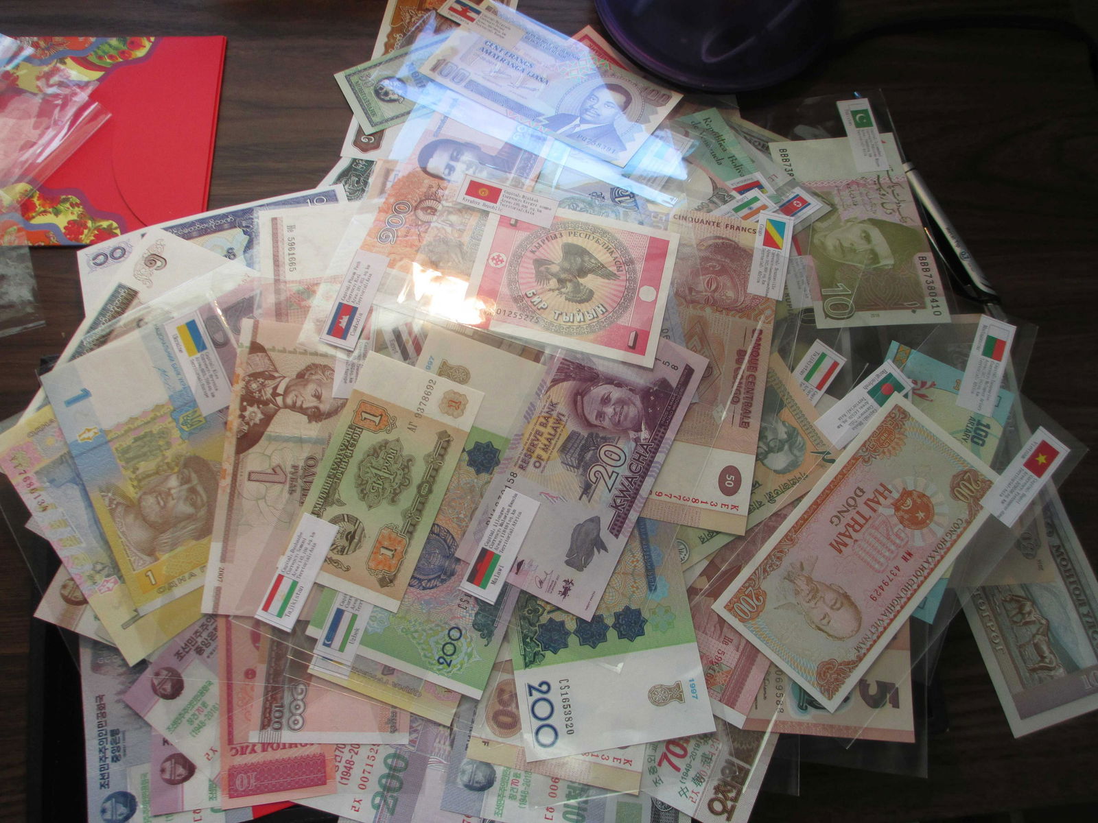 lot of 100 foreign notes (1 of 1)