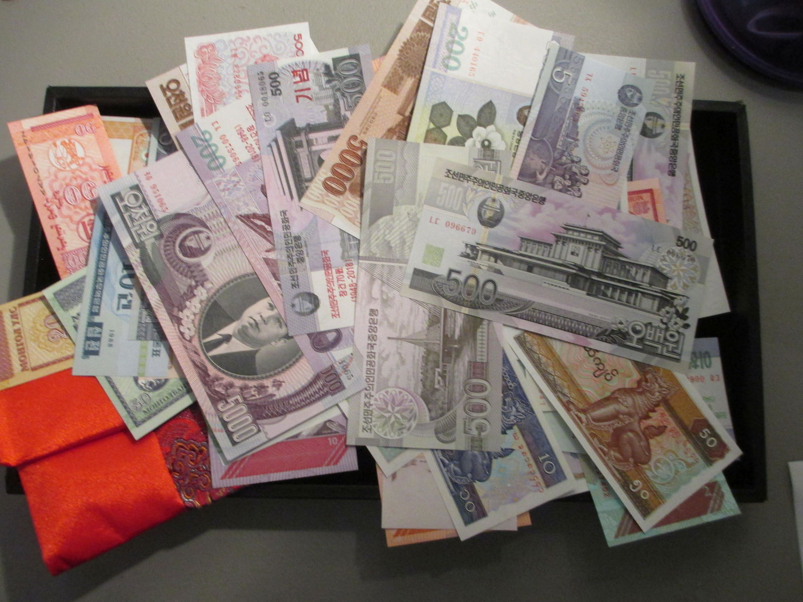 lot of 50 foreign notes in nice red case (1 of 1)