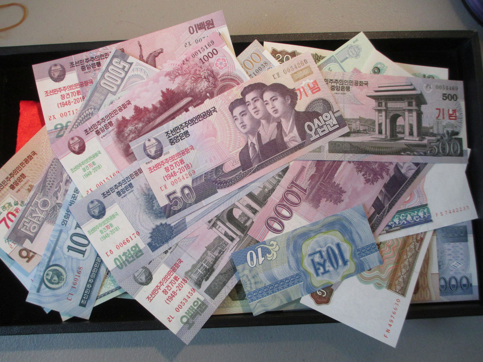 lot of 50 foreign notes in nice red case (1 of 1)