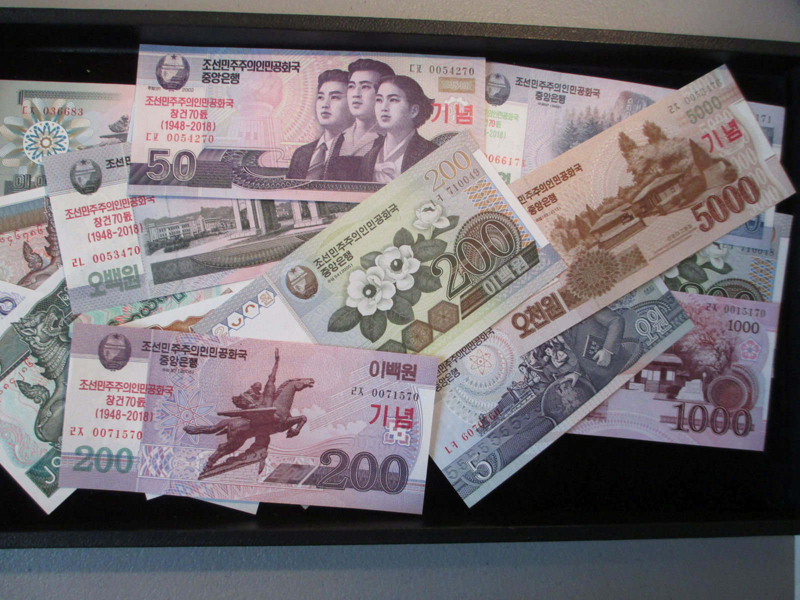 lot of 20 foreign notes in nice red case (1 of 1)