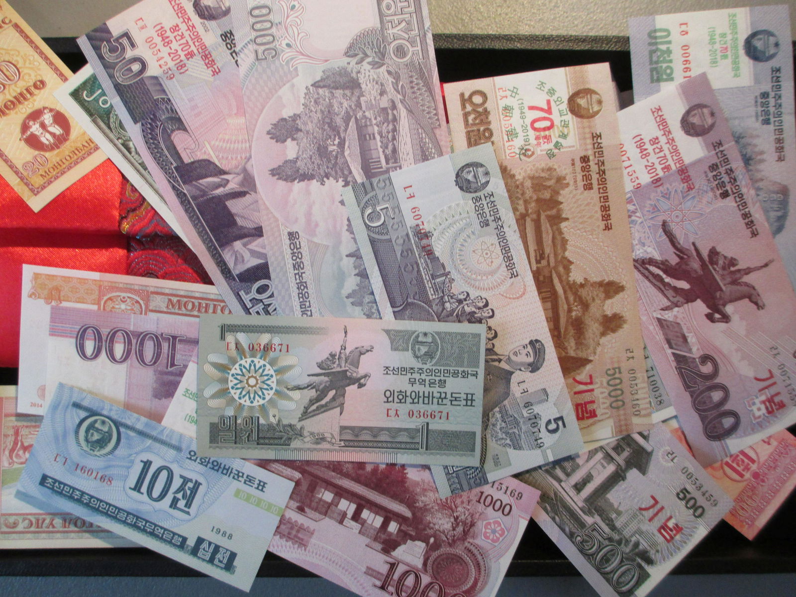 lot of 20 foreign note in nice red case (1 of 1)