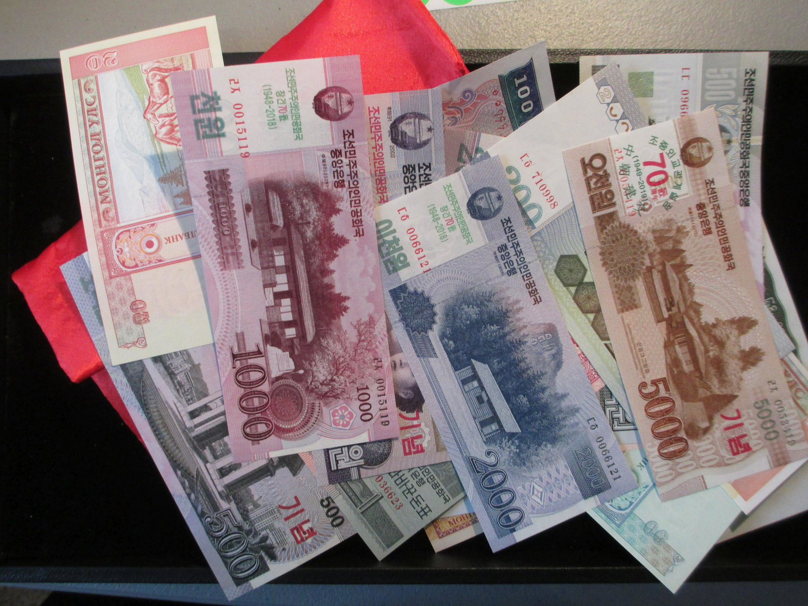 lot of 20 foreign note in nice red case (1 of 1)