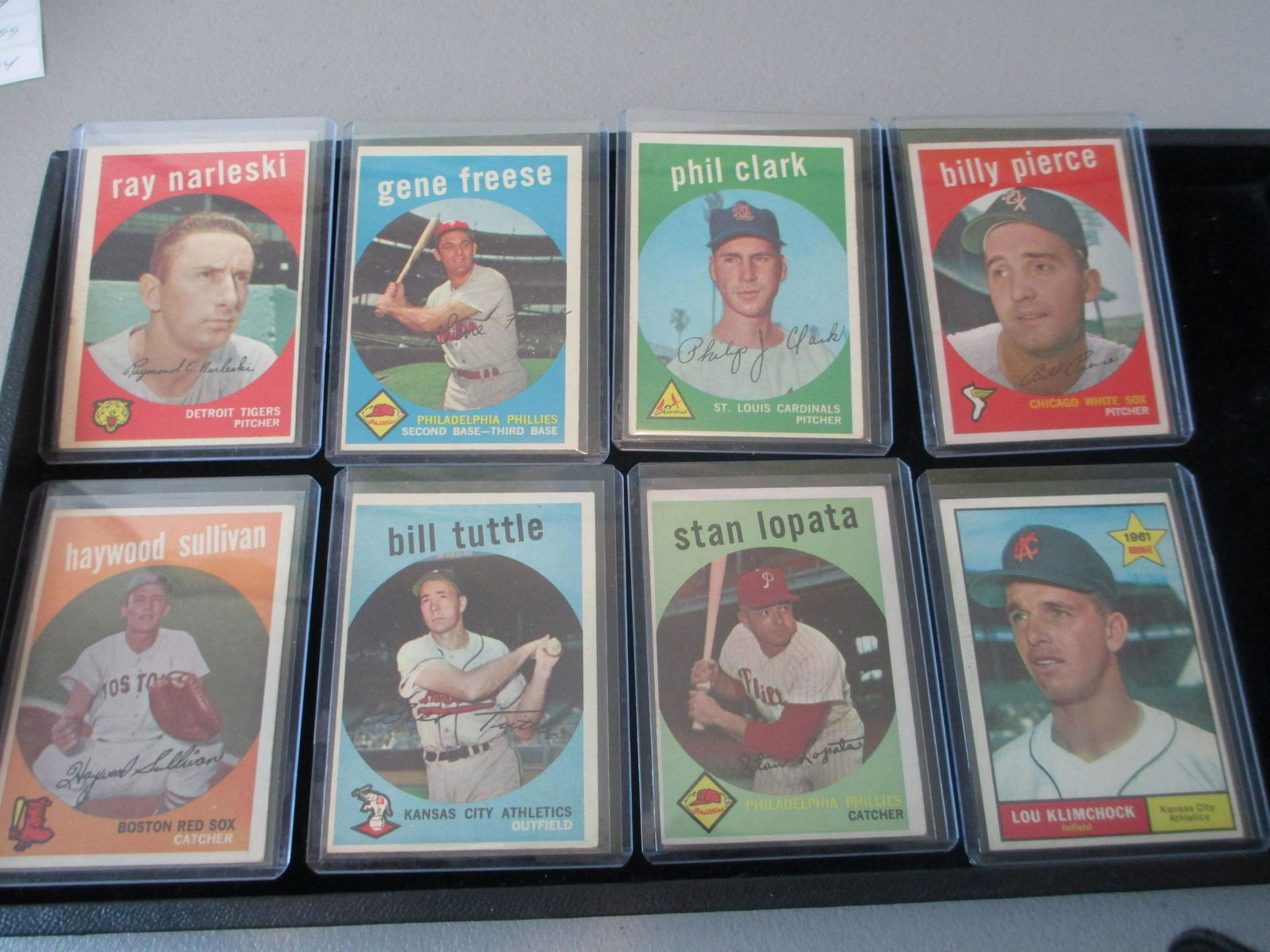 lot of 8 vintage baseball cards (1 of 1)