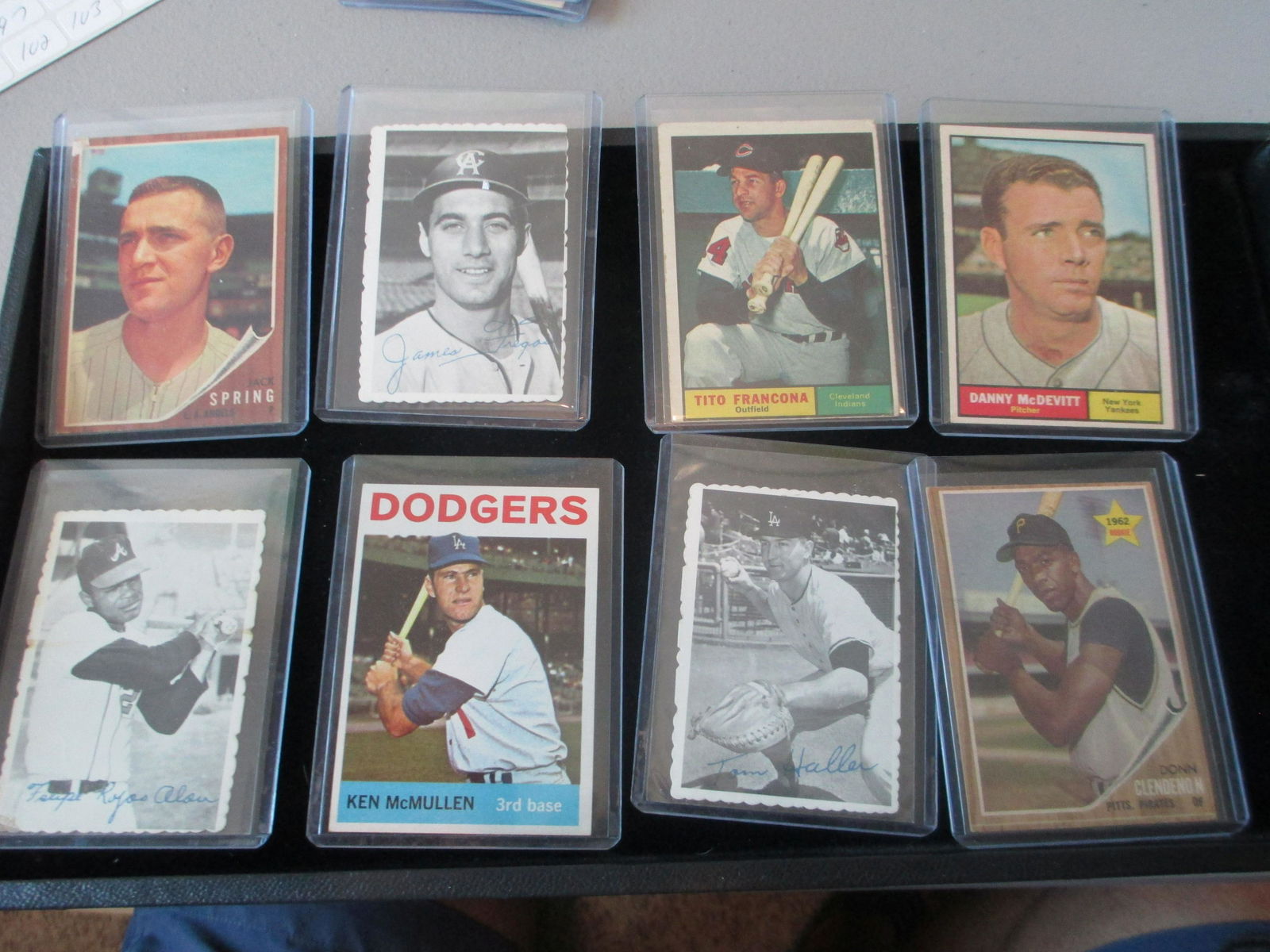 lot of 8 vintage baseball cards (1 of 1)