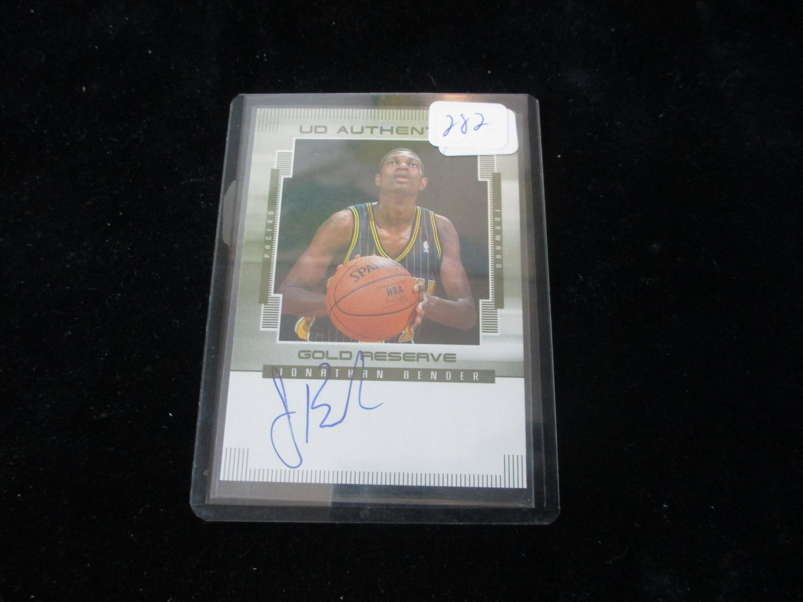 signature basketball card jonathan bender: in top loader