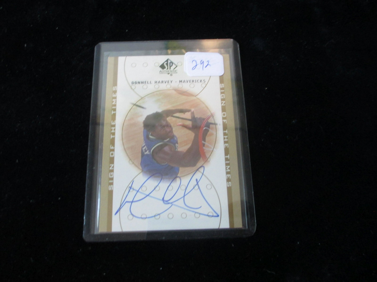 signature basketball card donnelll harvey: in top loader