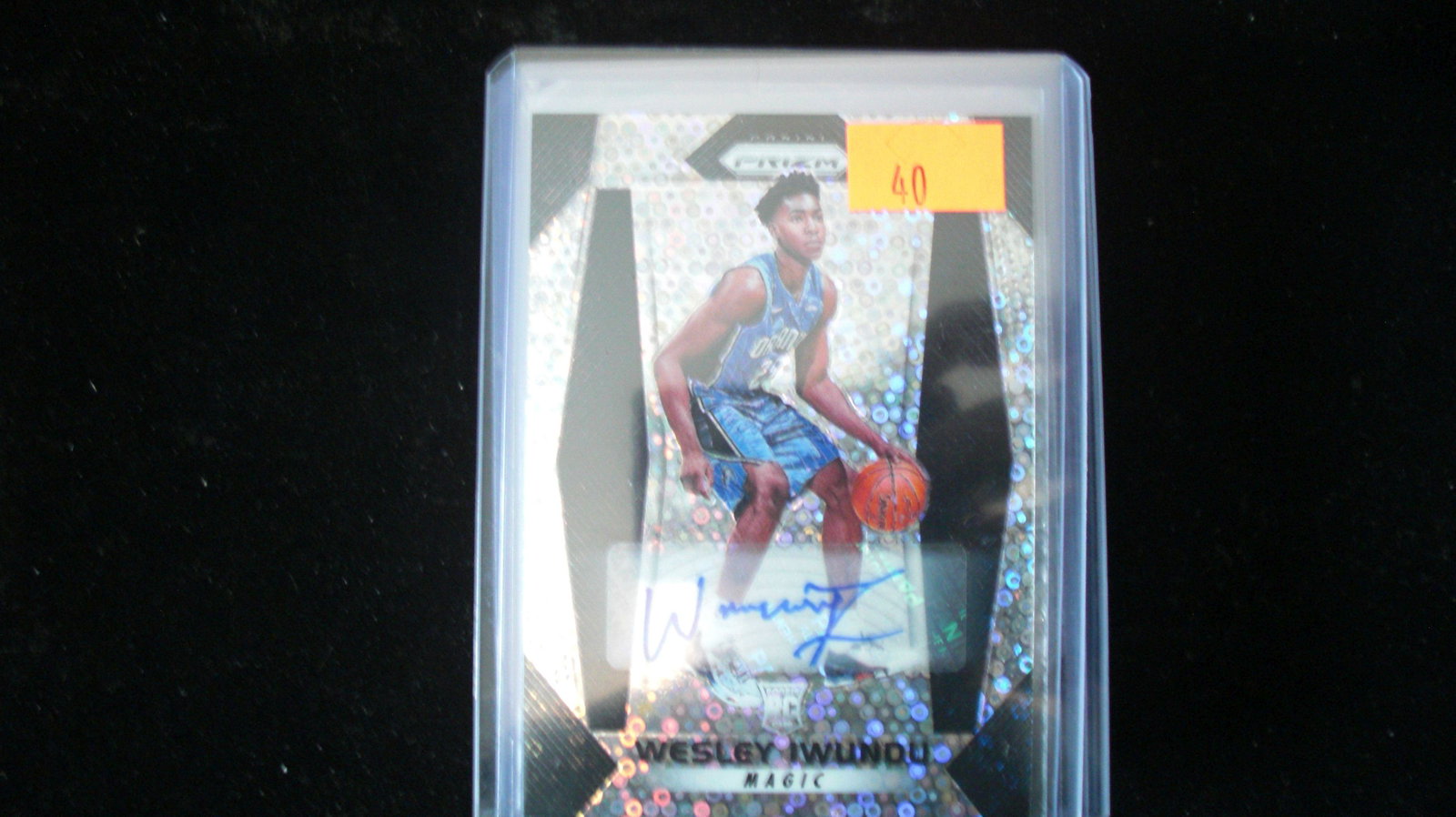signature card wesley iwundu rookie: in top loader