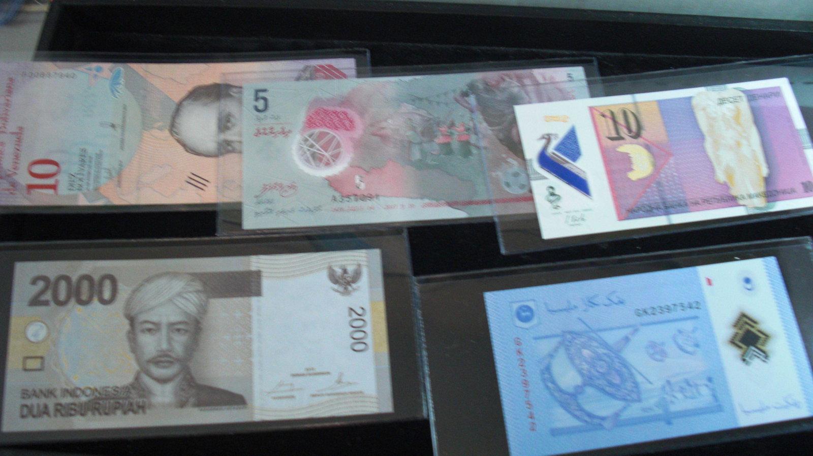 lot of 5 foreign notes: foreign notes
