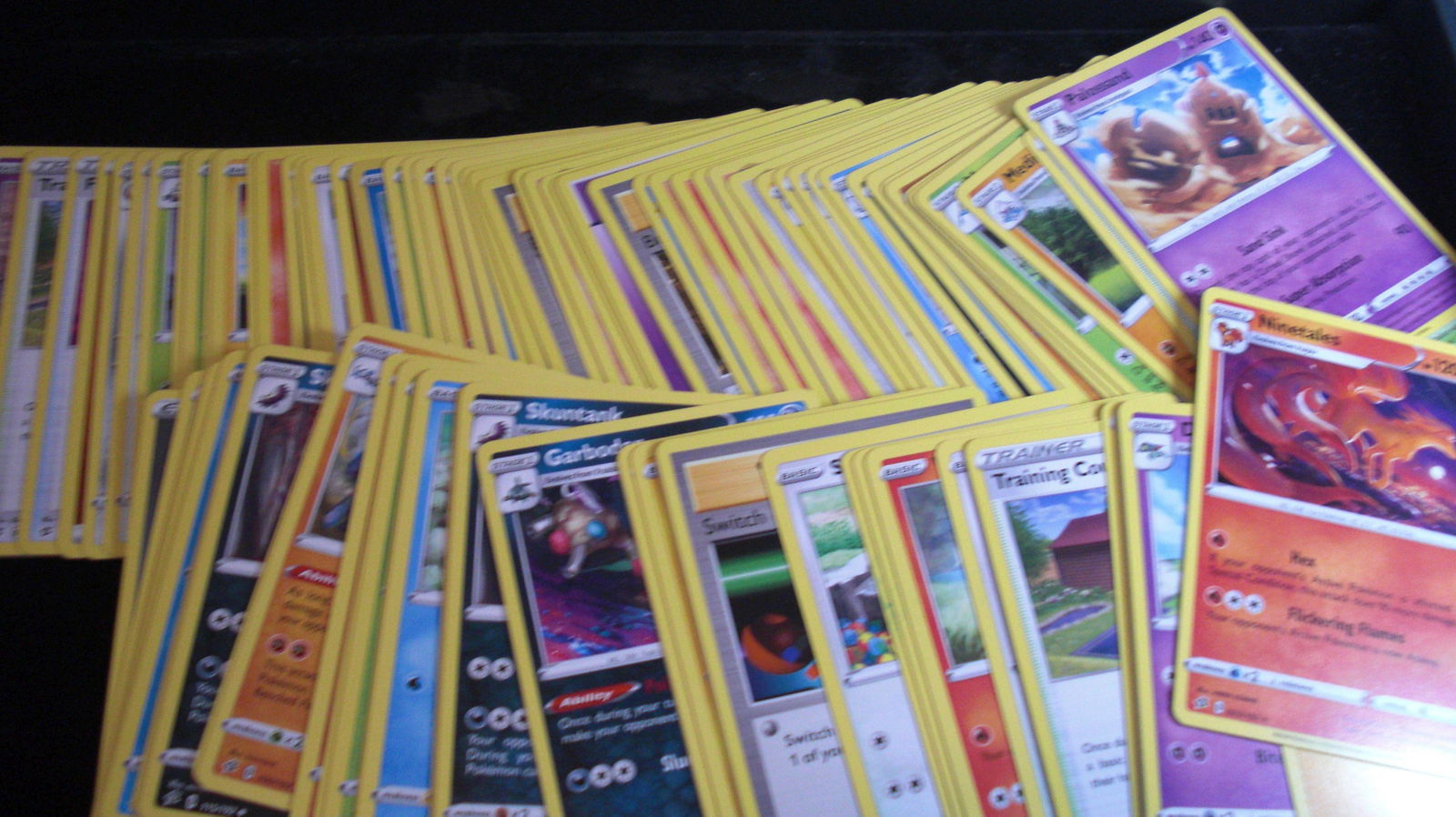 lot of 100 pokemon cards (1 of 1)