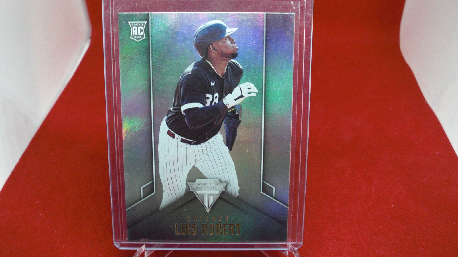 luis robert rookie titanium: in top loader
