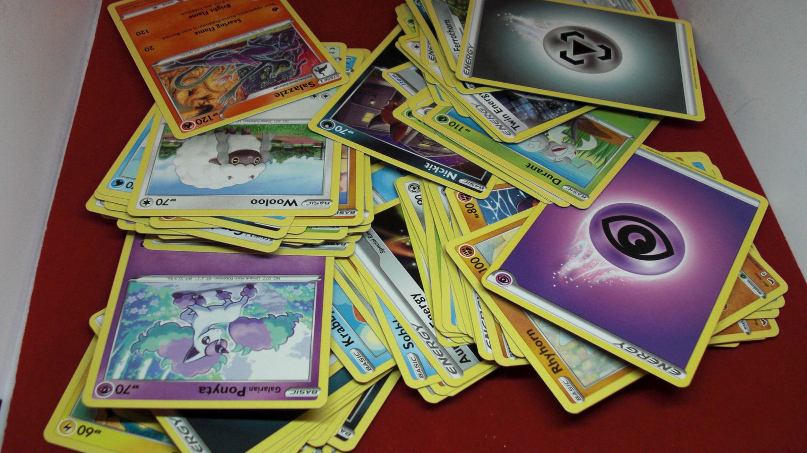 lot of 100 pokemon cards (1 of 1)