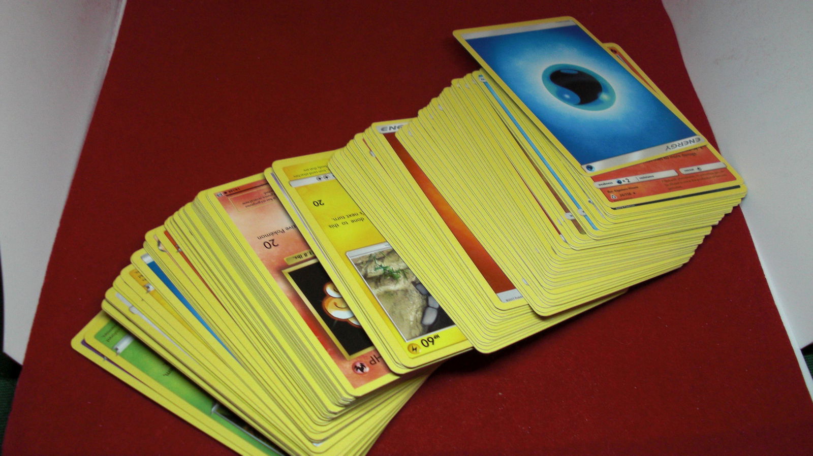 lot of 100 pokemon cards (1 of 1)