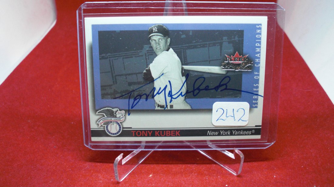 Tony Kubek Signature: Tony Kubek Signature