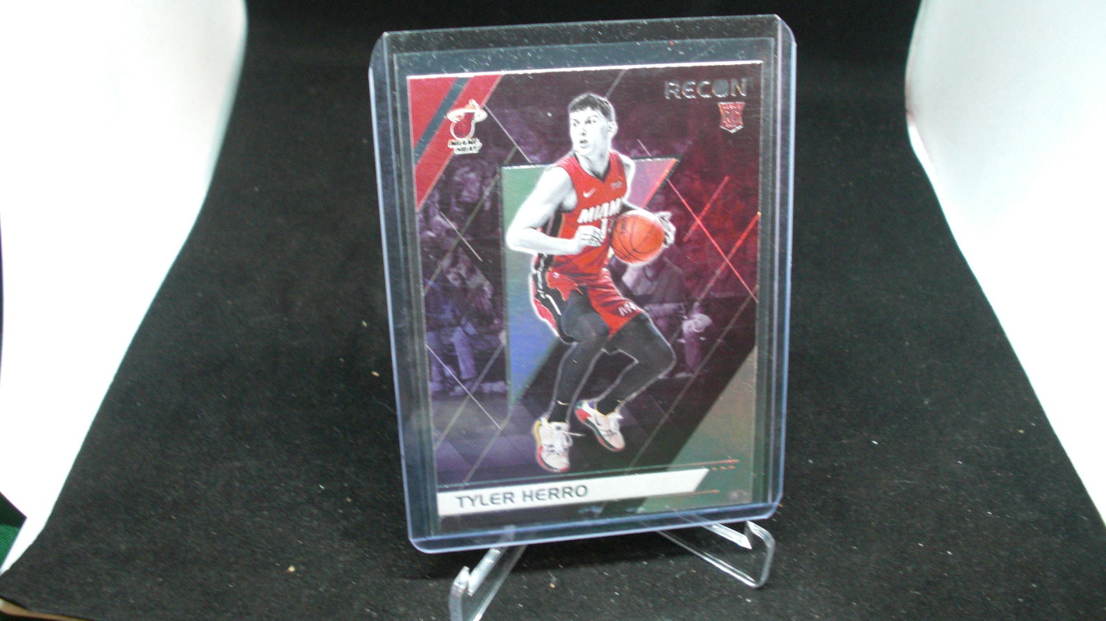 tyler herro recon red sp rookie: in top loader