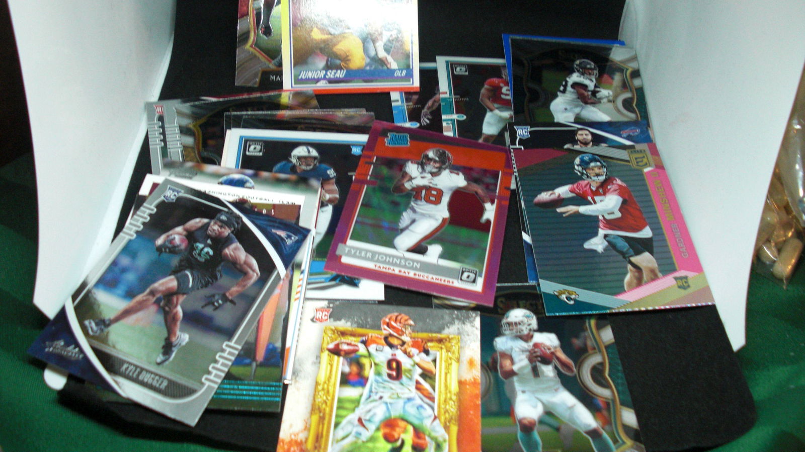 ROOKIE POWER CUBE WITH 25 ROOKIE FOOTBALL CARDS (1 of 1)