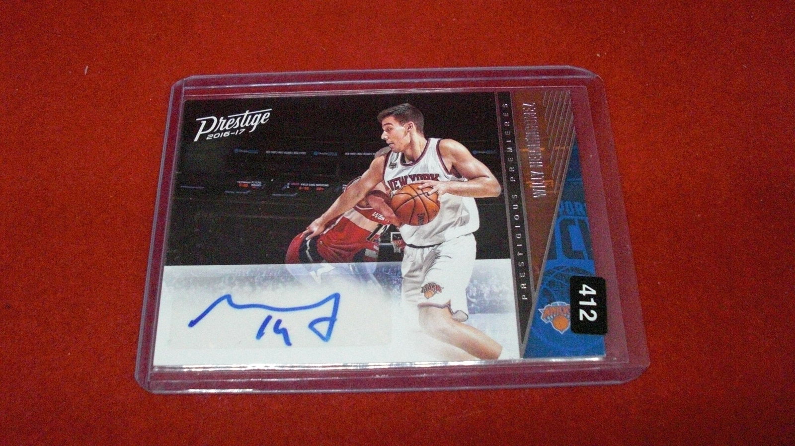 Willy hernangomez autograph card: in top loader