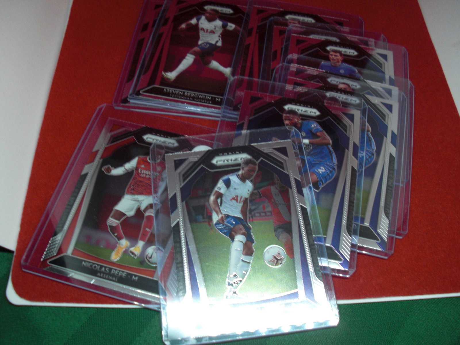 lot of 10 soccer cards: in top loaders