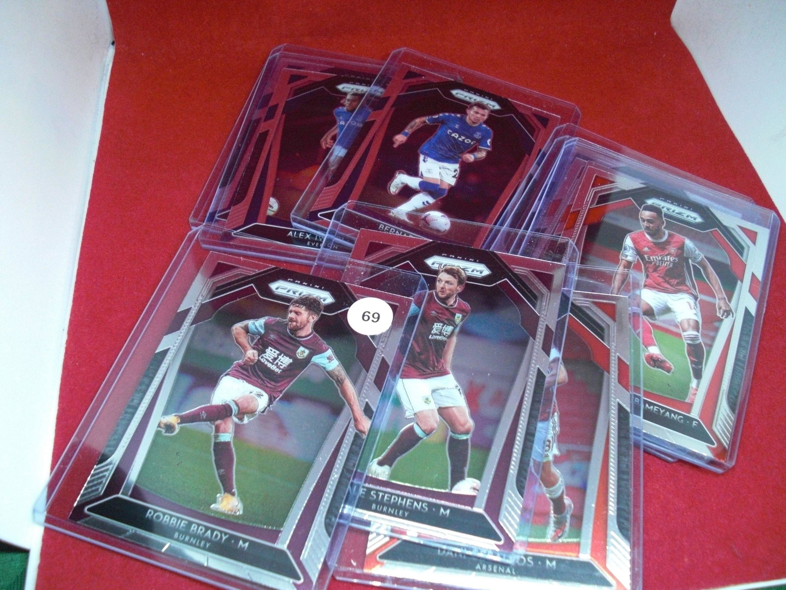 lot of 10 soccer cards: in top loaders