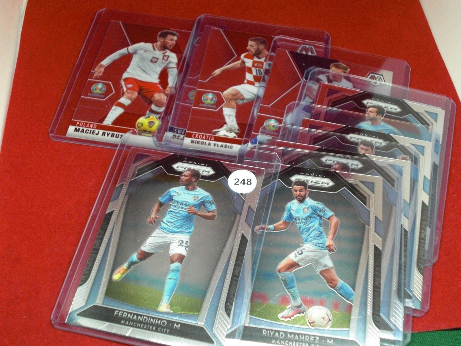 lot of 10 soccer cards: in top loaders