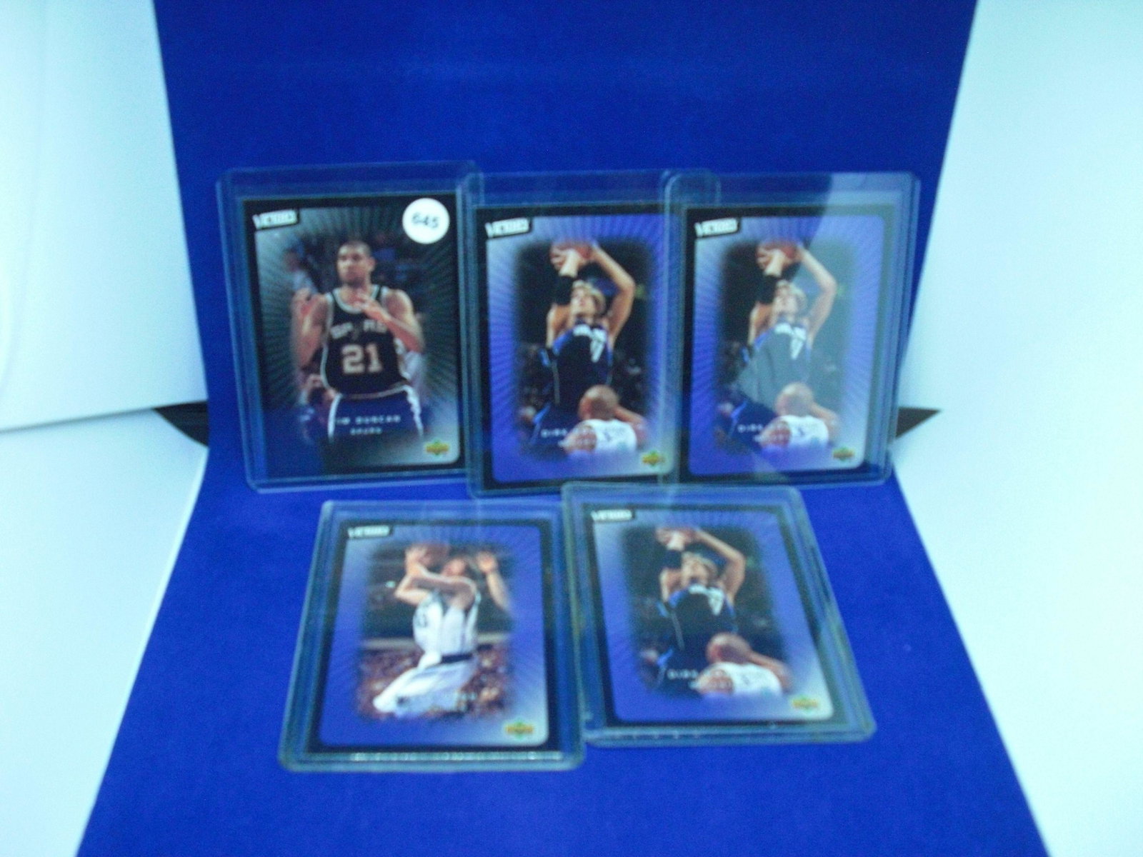 lot of 5 basketball cards with tim duncan: lot of 5 basketball cards with tim duncan
