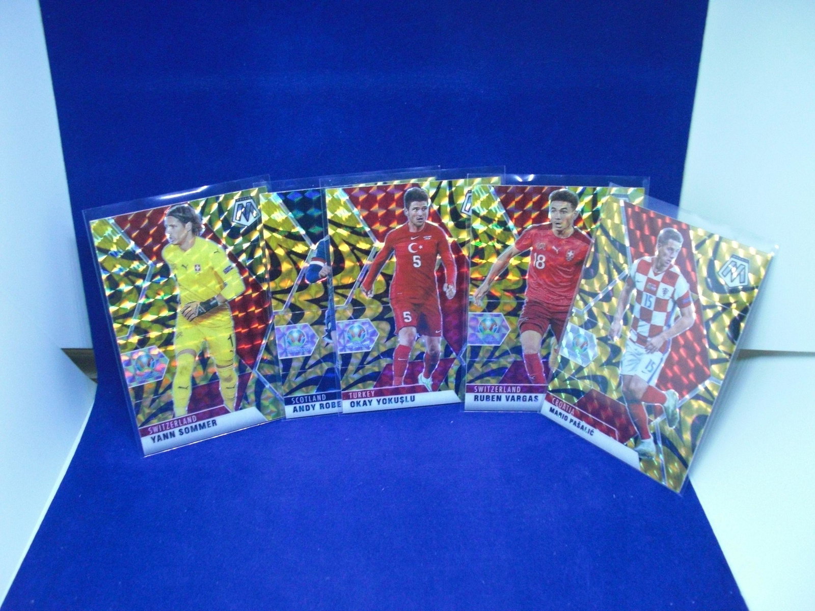 lot of 5 gold soccer cards: gold lot