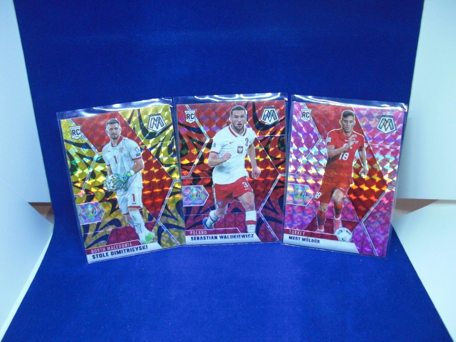 lot of 3 colored soccer cards: soccer lot