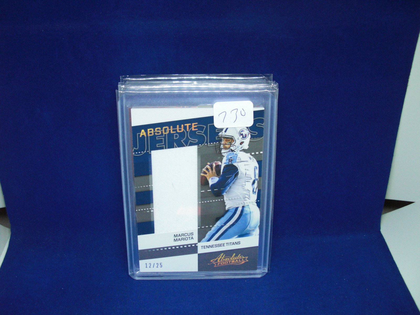 marcus mariota jersey #12/25: in top loader