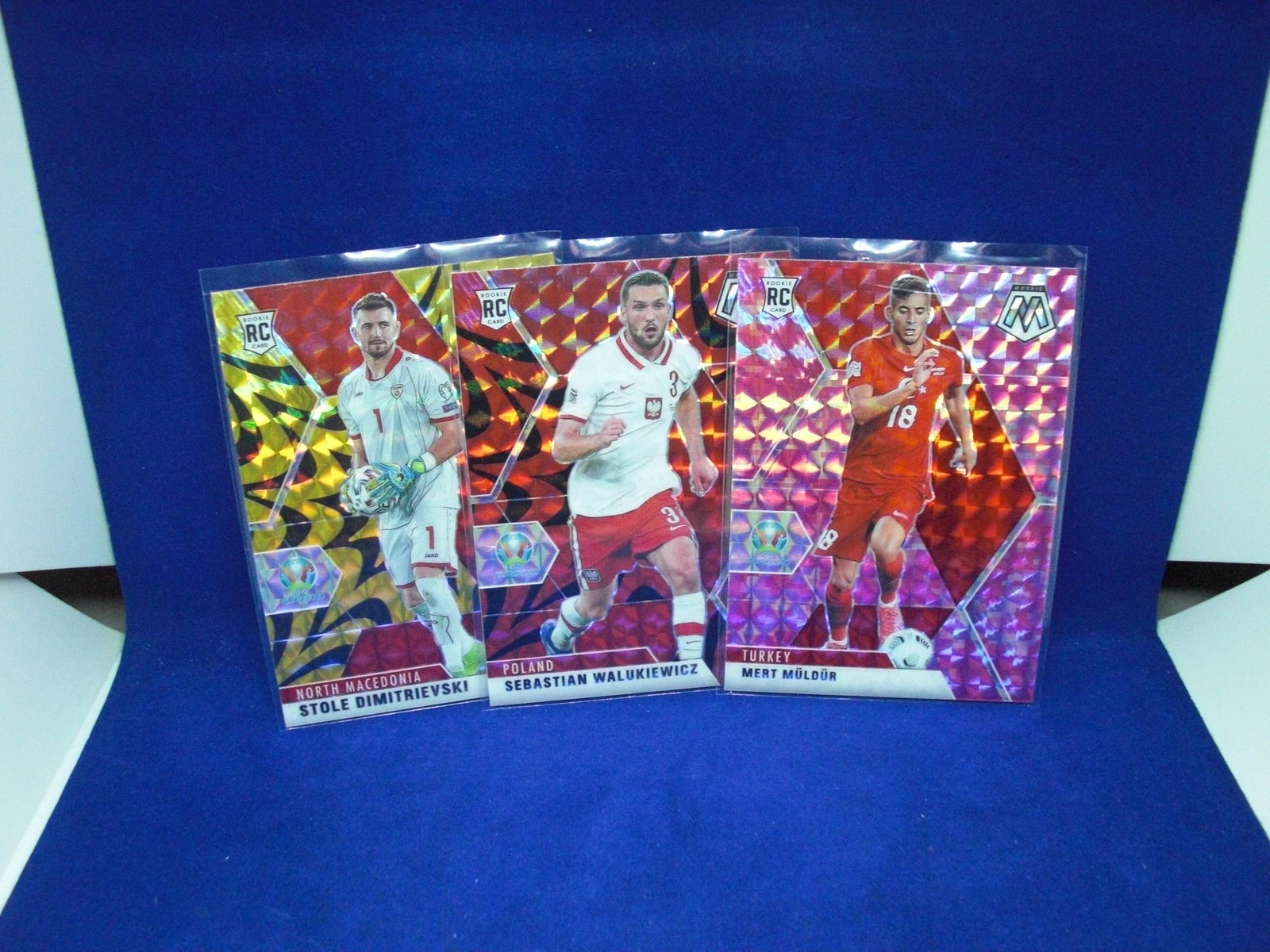 lot of 3 colored soccer cards: soccer lot