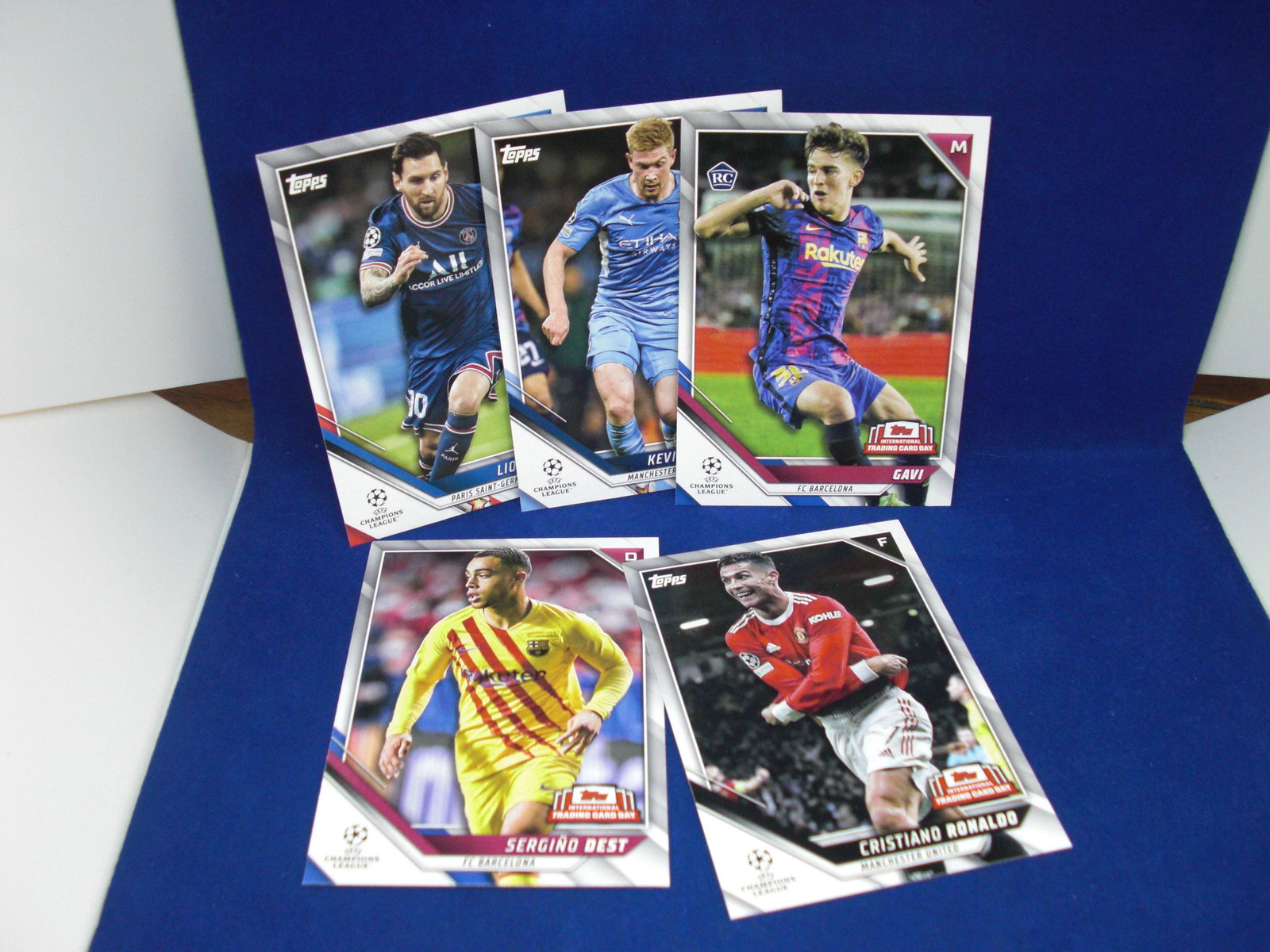 lot of 5 soccer cards: soccer lot