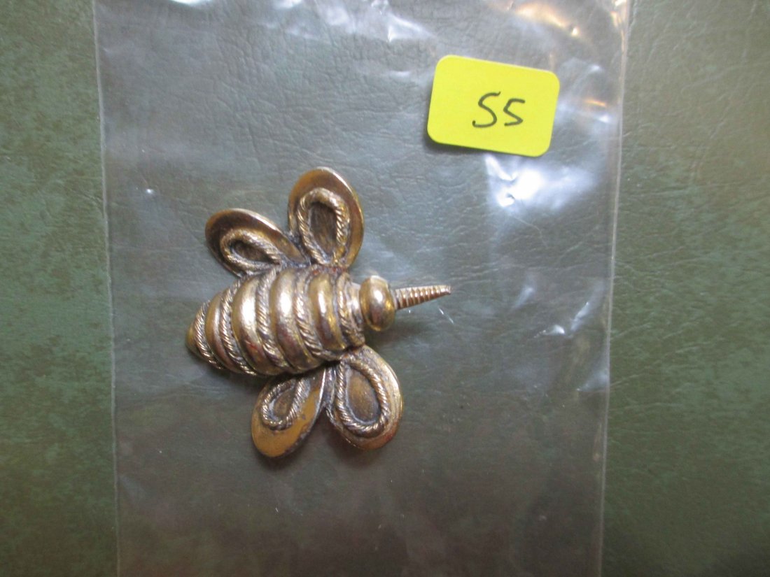 BRASS BUMBLE BEE LAPEL PIN (1 of 1)