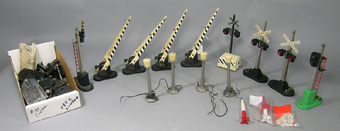 Assortment of Lionel Signals (1 of 1)