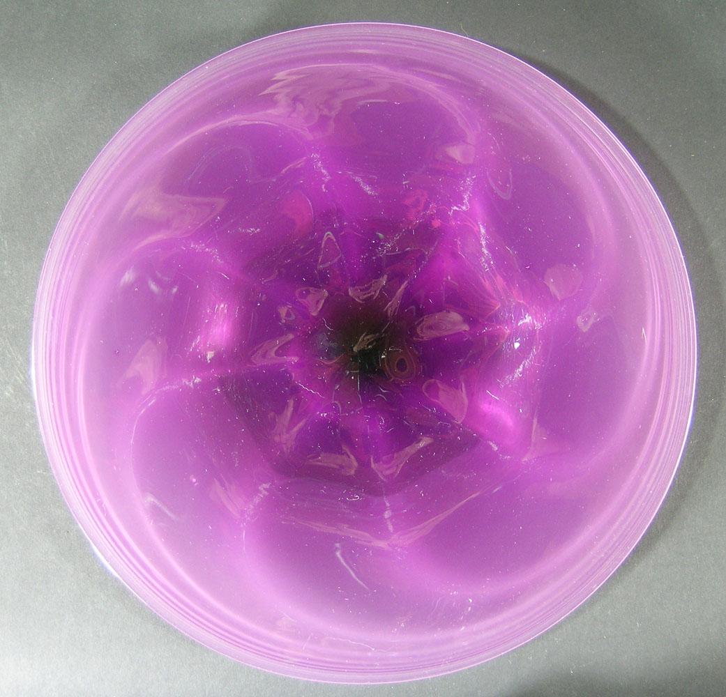 STEVENS & WILLIAMS ART GLASS SWIRL PLATE: light amethyst, swirling threaded rim, 10" dia.