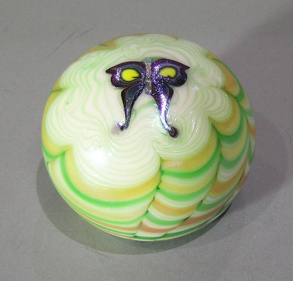 LUNDBERG STUDIOS ART GLASS PAPERWEIGHT (1 of 2)
