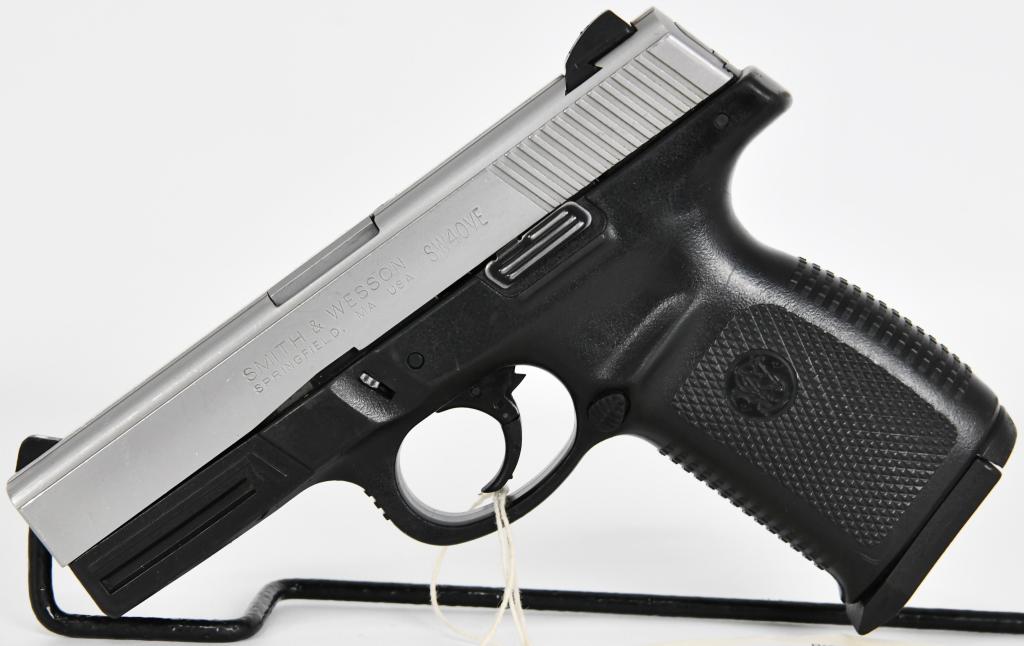 Smith & Wesson Model SW40VE Semi Auto Pistol .40: Up Next we have a Smith & Wesson Sigma Model SW40VE Semi Auto Pistol Chambered in .40 S&W , Black/Stainless, and comes with one factory magazine in Good pre-owned condition.