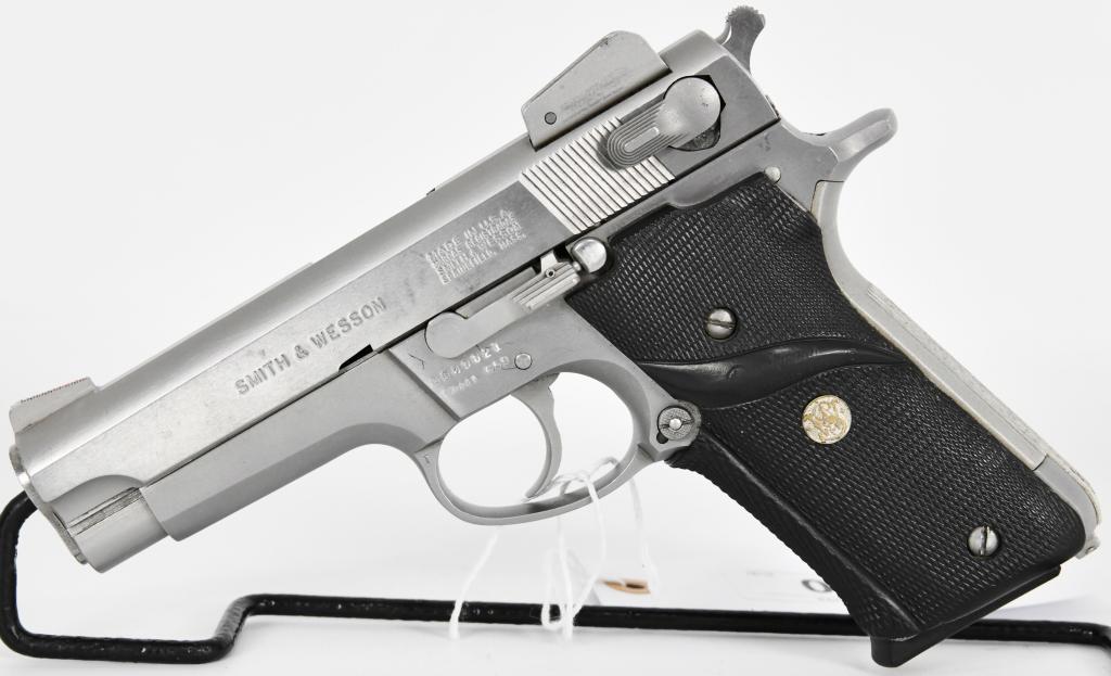 Smith & Wesson Model 659 Semi Auto 9MM Pistol: Here we have an Excellent Pre Owned Smith & Wesson Model 659 Chambered in 9MM with a Factory S&W Double Column 15 rd Magazine, This pistol is wrapped in Pachmayr Grips and has a Serial #A849821. I bel