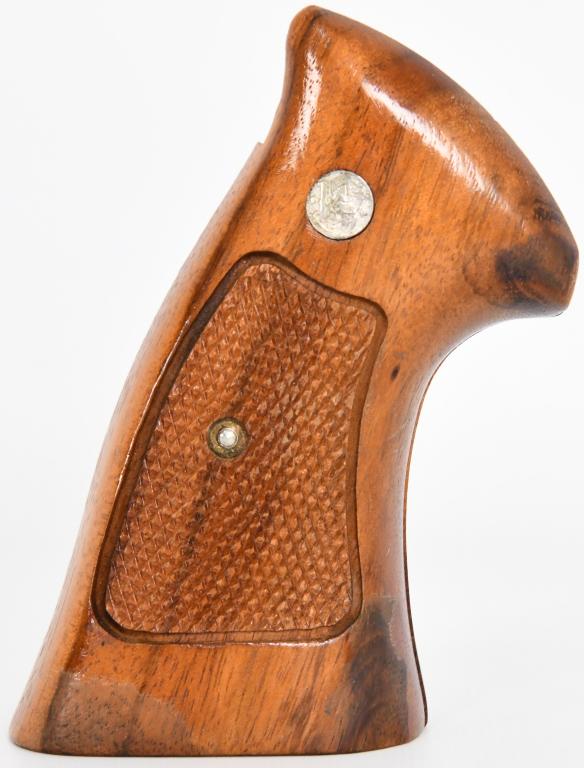 Smith and Wesson "K" Frame Wood Grips checkering: real Nice S&W factory target grips for square butt K-frame. Both sides have deep, rich figure. Checkering is sharp and there are no chips Comes with S&W logo on both sides of the grips. Catch a great