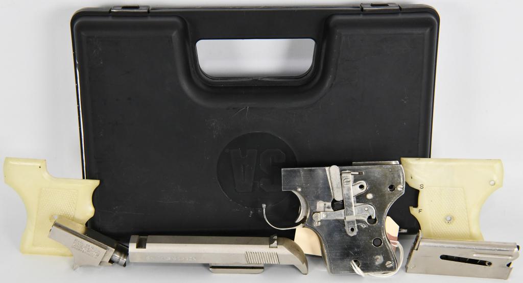 Smith & Wesson Model 61-2 .22 Escort Parts Gun: Up Next We Have a Smith & Wesson Model 61-2 .22 LR Escort Parts Gun, Receiver is Borken, All the Parts Appear Present.