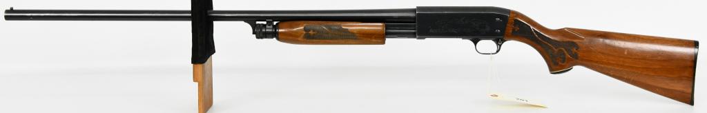 Ithaca Model 37 Featherlight 12 Gauge Shotgun: Next in the auction is a Nice pre-owned Ithaca Model 37 Featherlight Chambered in 12 Gauge 2 3/4", Full Choke, 30" Round Barrel with front sight. Serial #371218808 Overall in great pre-owned condition