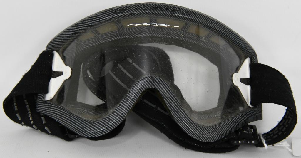 Oakley Adult Size Snow Goggles: Oakley Adult Size Snow Goggles, Comes With Clear Glass Lens & Adjustable Strap