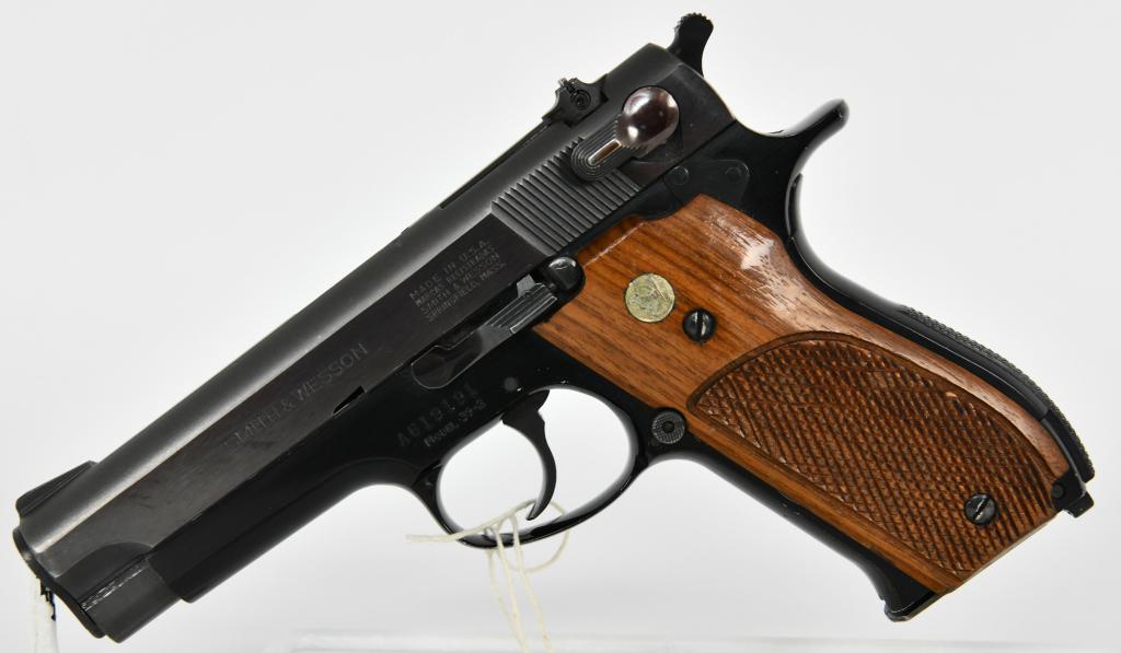 Smith & Wesson Model 39-2 9MM Pistol: Up Next We Have a Smith & Wesson Model 39-2 Semi Auto Pistol Chambered in 9MM, Comes with a Factory Magazine, Serial #A619191 This Pistol is in Great Pre-owned Condition. The Smith & Wesson Model 39 w