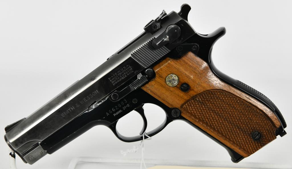 Smith & Wesson Model 39-2 9MM Pistol: Up Next We Have a Smith & Wesson Model 39-2 Semi Auto Pistol Chambered in 9MM, Comes with a Factory Magazine, Serial #A662883 This Pistol is in Good Pre-owned Condition. The Smith & Wesson Model 39 wa