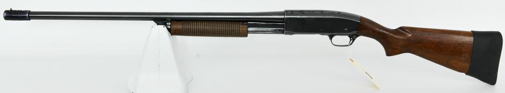 Remington Model 31 Pump Action 12 Gauge Shotgun: Up for auction is a Remington Model 31 Pump Action 12 gauge shotgun with a barrel that measures approx 26" in length, Fitted With a Weaver Choke and Front Bead Sight, and chambered for 2 3/4" or short