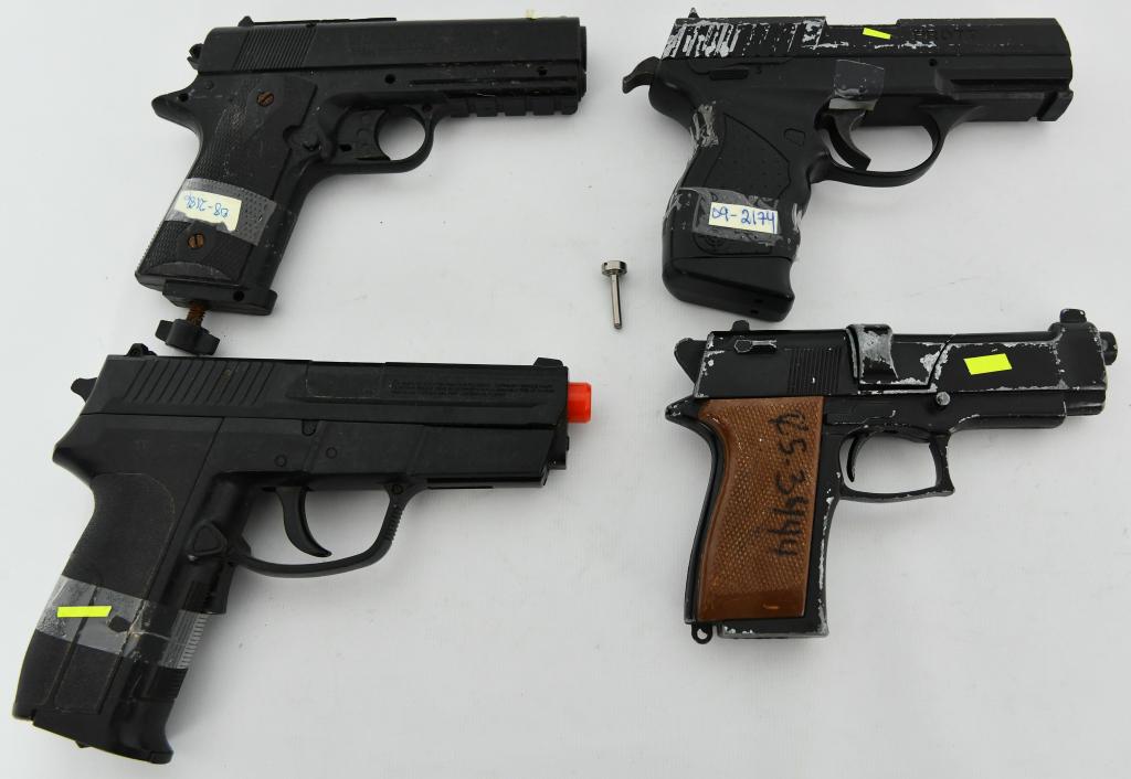 Lot of 4 Co2 & Air BB Gun Pistols: Lot of 4 Co2 & Air BB Gun Pistols, Lot Includes 1 Stunt Police BB Gun , 1 Model 15-XT Co2 BB Gun, 1 Pro 77 Co2 BB Gun, & 1 Unmarked Cap Gun