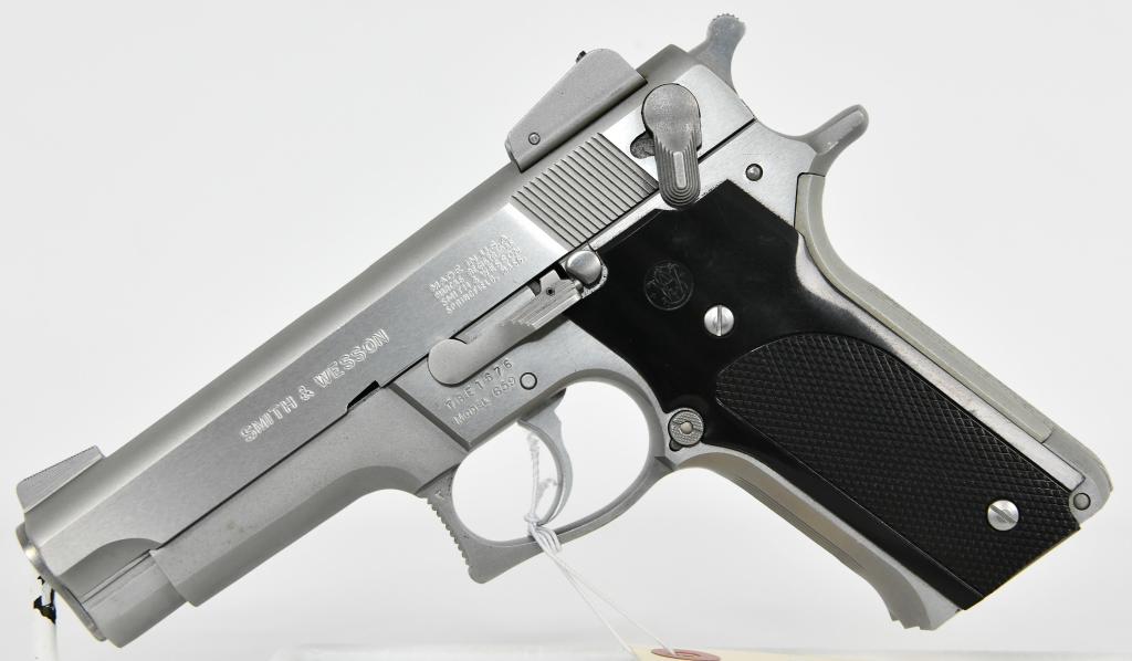 Smith & Wesson Model 659 Semi Auto 9MM Pistol: Here we have an Excellent Pre Owned Smith & Wesson Model 659 Chambered in 9MM This pistol is Equipped with Factory Grips, and has a Serial #TBE1676. This is a solid pistol with Fully Adjustable Winged