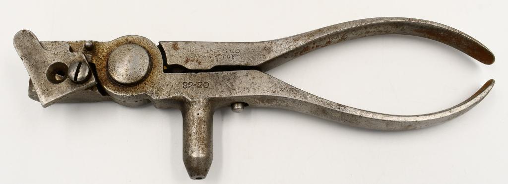 Antique Ideal MFG Bullet Reloading Tool For .32-20: Antique Ideal MFG Bullet Reloading Tool For .32-20, Multi Use , Bullet Mold, De-Primer Setup All In 1 Tool , Appears In Overall Good Condition