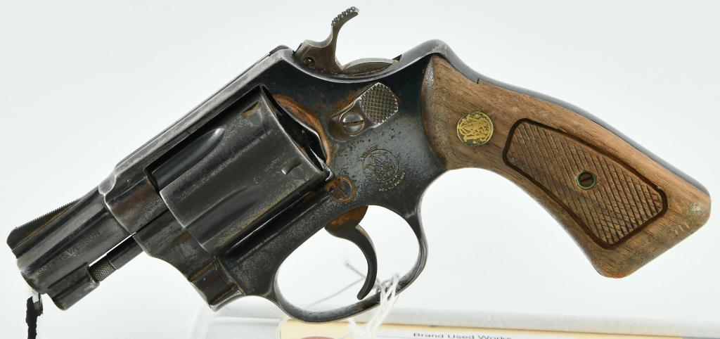 Smith & Wesson Model 36 NO DASH .38 Special: Up next we Have a Smith & Wesson Model 36 NO DASH model Chambered in .38 Special. Original Wood grips With Medallions , 2" Pinned Barrel, and in Good Condition, But Needs a Good Cleaning all Over. Ser