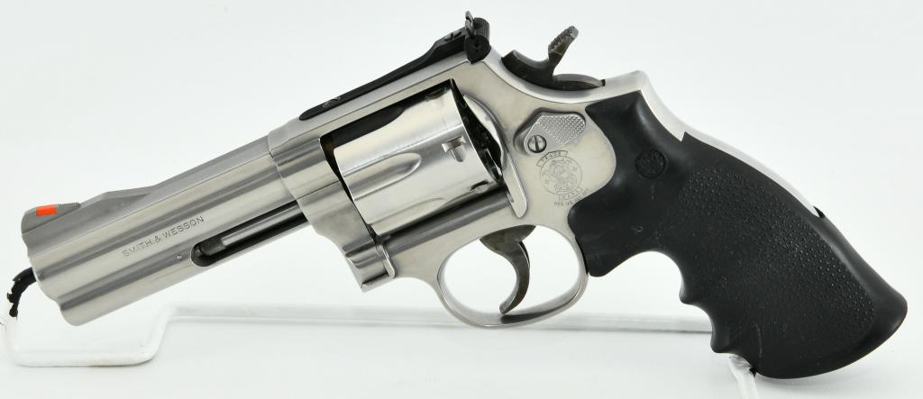 Smith & Wesson Stainless Model 686-5 .357 Magnum: Up Next We Have a Smith & Wesson Stainless Model 686-5 With a Seven Shot Cylinder, Chambered in .357 Magnum, 4" Heavy Barrel, S&W Hogue Monogrips, Overall in Excellent Pre-owned Condition.