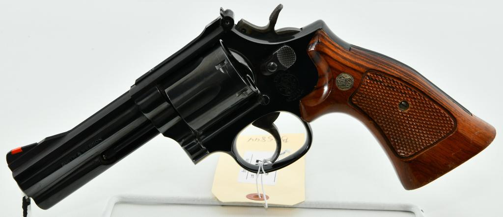 Smith & Wesson Model 586-1 .357 Combat Magnum: Up Next We Have a Smith & Wesson Model 586-1 Distinguished Combat Magnum Double Action Revolver Chambered in .357 Magnum, Equipped With a 4" Barrel, Smooth Trigger, Beautiful Wood Grips, and Overall A