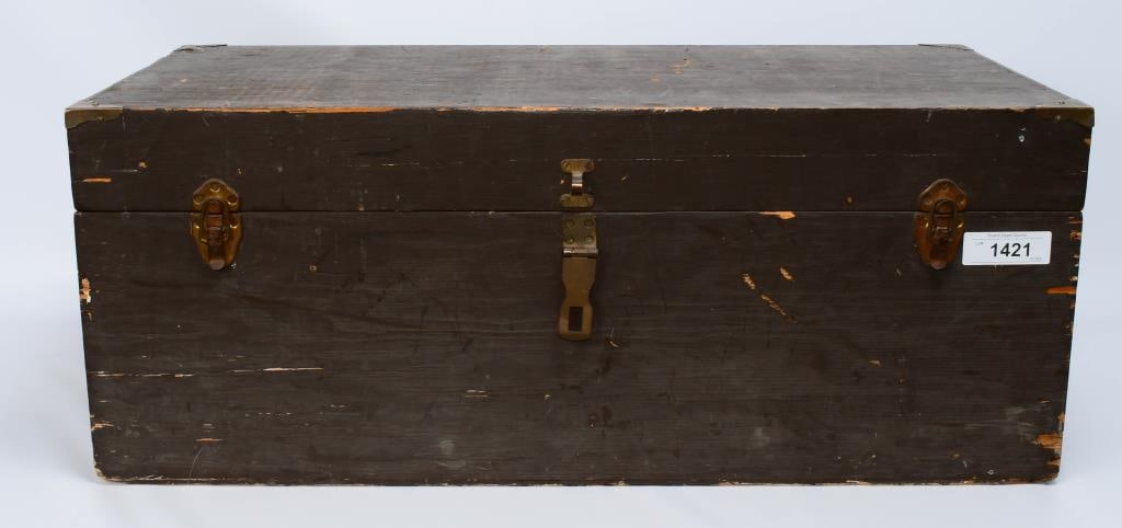 Vintage Wooden Foot Locker: Vintage Wooden Foot Locker Measures 15 1/2"X30"X12" High. Comes With a Divider Tray Insert.