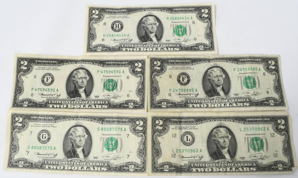 5 1976 Collector United States 2 Dollar Bill: Numismatic Enthusiasts, indulge in the historical richness with this set of five 1976 Collector United States 2 Dollar Bills! These bills, part of the bicentennial celebration, carry a unique signific